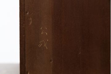 中古　日光彫り　菖蒲・菊・牡丹　三種の花の彫りが美しい小引き出し(卓上収納、小物収納)(R-076545)