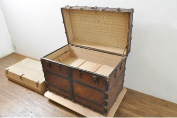 ヨーロッパアンティーク　重厚な金具が目を引く船トランク(舟トランク、ブランケットボックス、トランクテーブル、センターテーブル、ローテーブル、ディスプレイ雑貨、収納箱、店舗什器)(R-076546)