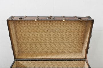 ヨーロッパアンティーク　重厚な金具が目を引く船トランク(舟トランク、ブランケットボックス、トランクテーブル、センターテーブル、ローテーブル、ディスプレイ雑貨、収納箱、店舗什器)(R-076546)