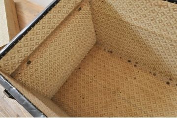 ヨーロッパアンティーク　重厚な金具が目を引く船トランク(舟トランク、ブランケットボックス、トランクテーブル、センターテーブル、ローテーブル、ディスプレイ雑貨、収納箱、店舗什器)(R-076546)