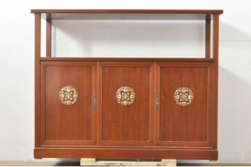 中古　高級品!!　指物工芸家具　総欅(ケヤキ)材　漆塗り　螺鈿(ラデン)　象嵌と漆絵入りの飾り棚(茶棚、サイドボード、収納棚、戸棚)(定価約120万円)(R-076551)