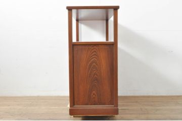 中古　高級品!!　指物工芸家具　総欅(ケヤキ)材　漆塗り　螺鈿(ラデン)　象嵌と漆絵入りの飾り棚(茶棚、サイドボード、収納棚、戸棚)(定価約120万円)(R-076551)
