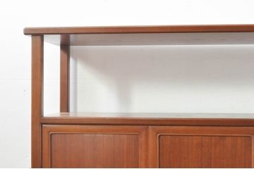 中古　高級品!!　指物工芸家具　総欅(ケヤキ)材　漆塗り　螺鈿(ラデン)　象嵌と漆絵入りの飾り棚(茶棚、サイドボード、収納棚、戸棚)(定価約120万円)(R-076551)