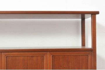 中古　高級品!!　指物工芸家具　総欅(ケヤキ)材　漆塗り　螺鈿(ラデン)　象嵌と漆絵入りの飾り棚(茶棚、サイドボード、収納棚、戸棚)(定価約120万円)(R-076551)