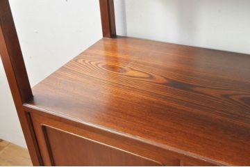 中古　高級品!!　指物工芸家具　総欅(ケヤキ)材　漆塗り　螺鈿(ラデン)　象嵌と漆絵入りの飾り棚(茶棚、サイドボード、収納棚、戸棚)(定価約120万円)(R-076551)