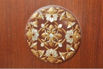 中古　高級品!!　指物工芸家具　総欅(ケヤキ)材　漆塗り　螺鈿(ラデン)　象嵌と漆絵入りの飾り棚(茶棚、サイドボード、収納棚、戸棚)(定価約120万円)(R-076551)