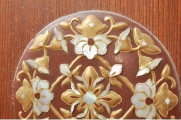 中古　高級品!!　指物工芸家具　総欅(ケヤキ)材　漆塗り　螺鈿(ラデン)　象嵌と漆絵入りの飾り棚(茶棚、サイドボード、収納棚、戸棚)(定価約120万円)(R-076551)