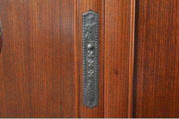 中古　高級品!!　指物工芸家具　総欅(ケヤキ)材　漆塗り　螺鈿(ラデン)　象嵌と漆絵入りの飾り棚(茶棚、サイドボード、収納棚、戸棚)(定価約120万円)(R-076551)