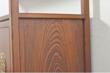中古　高級品!!　指物工芸家具　総欅(ケヤキ)材　漆塗り　螺鈿(ラデン)　象嵌と漆絵入りの飾り棚(茶棚、サイドボード、収納棚、戸棚)(定価約120万円)(R-076551)