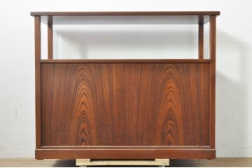 中古　高級品!!　指物工芸家具　総欅(ケヤキ)材　漆塗り　螺鈿(ラデン)　象嵌と漆絵入りの飾り棚(茶棚、サイドボード、収納棚、戸棚)(定価約120万円)(R-076551)