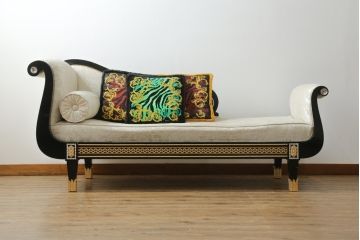 中古　スペイン高級家具　マリネール(MARINER)　ヴェルサーチ(VERSACE)クッション付き　ラグジュアリーな雰囲気あふれるカウチソファ(シェーズロング、2人掛け、長椅子、寝椅子)(定価約207万円)(R-076553)
