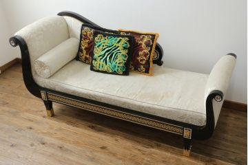 中古　スペイン高級家具　マリネール(MARINER)　ヴェルサーチ(VERSACE)クッション付き　ラグジュアリーな雰囲気あふれるカウチソファ(シェーズロング、2人掛け、長椅子、寝椅子)(定価約207万円)(R-076553)