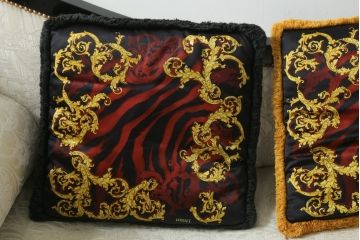 中古　スペイン高級家具　マリネール(MARINER)　ヴェルサーチ(VERSACE)クッション付き　ラグジュアリーな雰囲気あふれるカウチソファ(シェーズロング、2人掛け、長椅子、寝椅子)(定価約207万円)(R-076553)