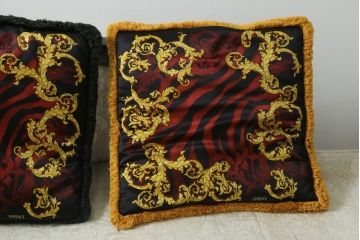 中古　スペイン高級家具　マリネール(MARINER)　ヴェルサーチ(VERSACE)クッション付き　ラグジュアリーな雰囲気あふれるカウチソファ(シェーズロング、2人掛け、長椅子、寝椅子)(定価約207万円)(R-076553)