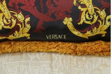 中古　スペイン高級家具　マリネール(MARINER)　ヴェルサーチ(VERSACE)クッション付き　ラグジュアリーな雰囲気あふれるカウチソファ(シェーズロング、2人掛け、長椅子、寝椅子)(定価約207万円)(R-076553)