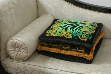 中古　スペイン高級家具　マリネール(MARINER)　ヴェルサーチ(VERSACE)クッション付き　ラグジュアリーな雰囲気あふれるカウチソファ(シェーズロング、2人掛け、長椅子、寝椅子)(定価約207万円)(R-076553)