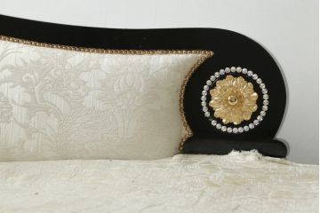 中古　スペイン高級家具　マリネール(MARINER)　ヴェルサーチ(VERSACE)クッション付き　ラグジュアリーな雰囲気あふれるカウチソファ(シェーズロング、2人掛け、長椅子、寝椅子)(定価約207万円)(R-076553)