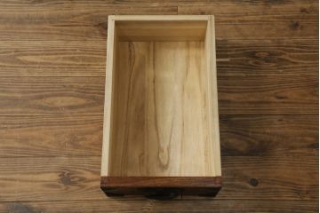 中古　美品　国産職人手作り　前面欅(ケヤキ)材玉杢　和の空間づくりにおすすめの重ね戸棚(食器棚、収納棚、キャビネット)(R-076554)