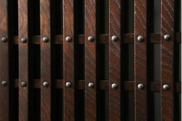 中古　美品　国産職人手作り　前面欅(ケヤキ)材玉杢　和の空間づくりにおすすめの重ね戸棚(食器棚、収納棚、キャビネット)(R-076554)