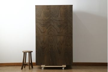 中古　美品　国産職人手作り　前面欅(ケヤキ)材玉杢　和の空間づくりにおすすめの重ね戸棚(食器棚、収納棚、キャビネット)(R-076554)