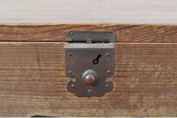 和製アンティーク　時代の流れを感じる佇まいが魅力的な金具付きの小引き出し(小物入れ、小物収納、卓上収納)(R-076556)