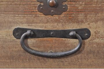和製アンティーク　時代の流れを感じる佇まいが魅力的な金具付きの小引き出し(小物入れ、小物収納、卓上収納)(R-076556)