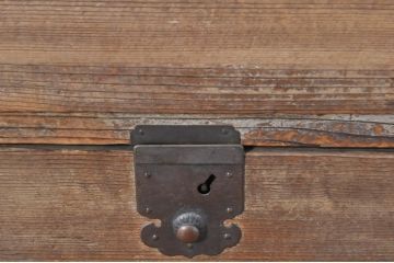 和製アンティーク　時代の流れを感じる佇まいが魅力的な金具付きの小引き出し(小物入れ、小物収納、卓上収納)(R-076556)