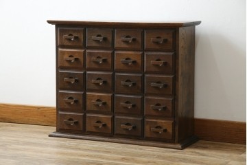 和製ヴィンテージ　引き出し20杯　使い込まれた風合いが味わい深い薬箪笥　(R-076566)