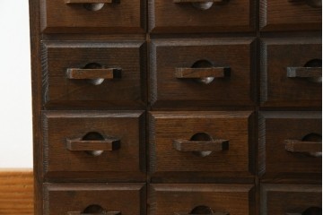 和製ヴィンテージ　引き出し20杯　使い込まれた風合いが味わい深い薬箪笥　(R-076566)