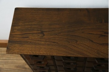 和製ヴィンテージ　引き出し20杯　使い込まれた風合いが味わい深い薬箪笥　(R-076566)