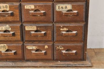 和製ビンテージ　引き出し20杯　使い込まれた風合いが味わい深い小引き出し(小物収納、収納箪笥、整理箪笥、卓上収納、薬箪笥、ヴィンテージ)(R-076567)