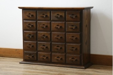 和製ヴィンテージ　引き出し20杯　使い込まれた風合いが味わい深い小引き出し　(R-076567)