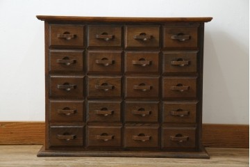 和製ヴィンテージ　引き出し20杯　使い込まれた風合いが味わい深い小引き出し　(R-076567)
