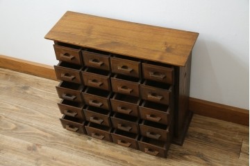 和製ヴィンテージ　引き出し20杯　使い込まれた風合いが味わい深い小引き出し　(R-076567)