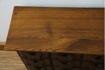 和製ヴィンテージ　引き出し20杯　使い込まれた風合いが味わい深い小引き出し　(R-076567)