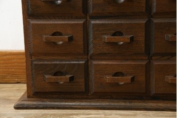 和製ヴィンテージ　引き出し20杯　使い込まれた風合いが味わい深い小引き出し　(R-076567)