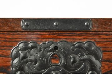 中古　美品　秋田県　川連漆器伝統工芸　がんこ箪笥　美しい木目が魅力的な縦型衣装箪笥(収納箪笥、整理箪笥、和箪笥、引き出し、チェスト)(R-076573)