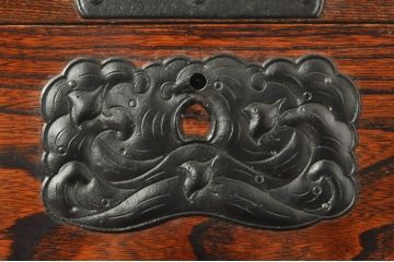 中古　美品　秋田県　川連漆器伝統工芸　がんこ箪笥　美しい木目が魅力的な縦型衣装箪笥(収納箪笥、整理箪笥、和箪笥、引き出し、チェスト)(R-076573)