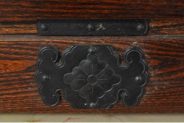 中古　美品　秋田県　川連漆器伝統工芸　がんこ箪笥　美しい木目が魅力的な縦型衣装箪笥(収納箪笥、整理箪笥、和箪笥、引き出し、チェスト)(R-076573)