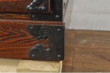 中古　美品　秋田県　川連漆器伝統工芸　がんこ箪笥　美しい木目が魅力的な縦型衣装箪笥(収納箪笥、整理箪笥、和箪笥、引き出し、チェスト)(R-076573)