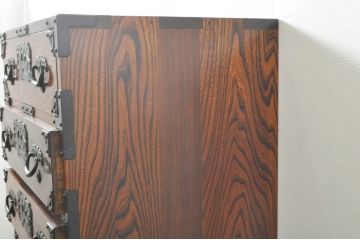 中古　美品　秋田県　川連漆器伝統工芸　がんこ箪笥　美しい木目が魅力的な縦型衣装箪笥(収納箪笥、整理箪笥、和箪笥、引き出し、チェスト)(R-076573)