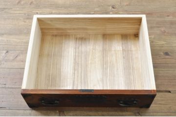 中古　美品　秋田県　川連漆器伝統工芸　がんこ箪笥　美しい木目が魅力的な縦型衣装箪笥(収納箪笥、整理箪笥、和箪笥、引き出し、チェスト)(R-076573)