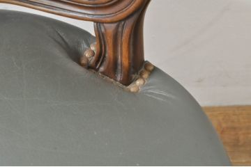 中古　カリモク家具(karimoku)　domani(ドマーニ)　Louis(ルイ)XVシリーズ　本革(レザー)　シックでクラシカルな雰囲気漂うダイニングチェア4脚セット(椅子、イス)(定価4脚で約200万円)(R-076576)