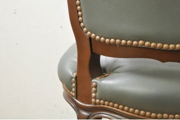 中古　カリモク家具(karimoku)　domani(ドマーニ)　Louis(ルイ)XVシリーズ　本革(レザー)　シックでクラシカルな雰囲気漂うダイニングチェア4脚セット(椅子、イス)(定価4脚で約200万円)(R-076576)