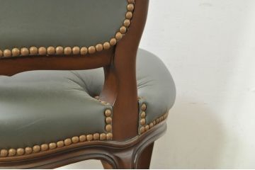 中古　カリモク家具(karimoku)　domani(ドマーニ)　Louis(ルイ)XVシリーズ　本革(レザー)　シックでクラシカルな雰囲気漂うダイニングチェア4脚セット(椅子、イス)(定価4脚で約200万円)(R-076576)