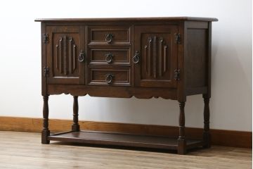 イギリスビンテージ　Old Charm(オールドチャーム)　渋い木の色味が魅力的なサイドボード(サイドキャビネット、コンソールテーブル、英国、ヴィンテージ)(R-076579)