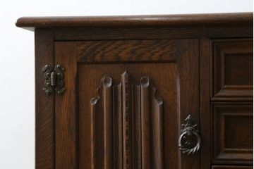 イギリスビンテージ　Old Charm(オールドチャーム)　渋い木の色味が魅力的なサイドボード(サイドキャビネット、コンソールテーブル、英国、ヴィンテージ)(R-076579)