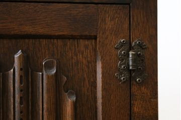 イギリスビンテージ　Old Charm(オールドチャーム)　渋い木の色味が魅力的なサイドボード(サイドキャビネット、コンソールテーブル、英国、ヴィンテージ)(R-076579)