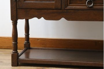 イギリスビンテージ　Old Charm(オールドチャーム)　渋い木の色味が魅力的なサイドボード(サイドキャビネット、コンソールテーブル、英国、ヴィンテージ)(R-076579)