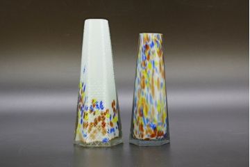 昭和レトロ　戦前　大正　置くだけでお部屋のアクセントになる古いマーブルガラス花瓶2個セット(六角、一輪挿し、花入、花器、硝子)(R-076605)